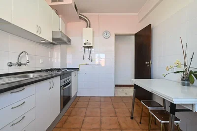 Cuisine; carrelage, lumière naturelle