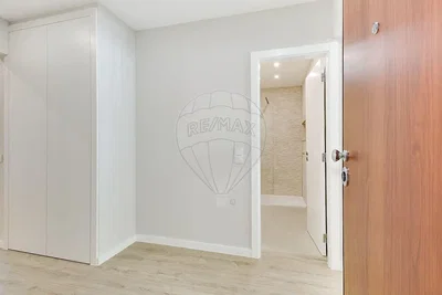 Chambre; parquet, carrelage, lumière naturelle
