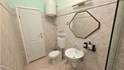 Toaleta; dlažba, ohřívač vody