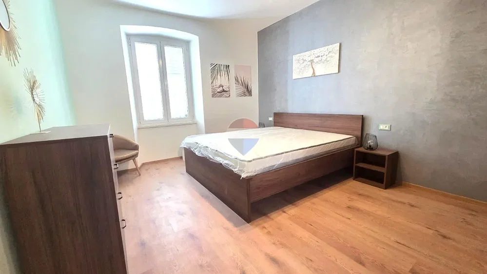 Ložnice; dřevěná podlaha, přirozené světlo