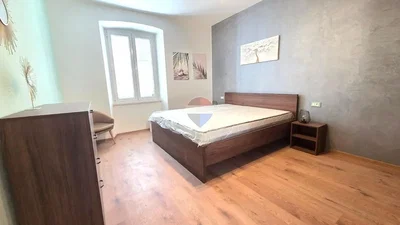 Ložnice; dřevěná podlaha, přirozené světlo