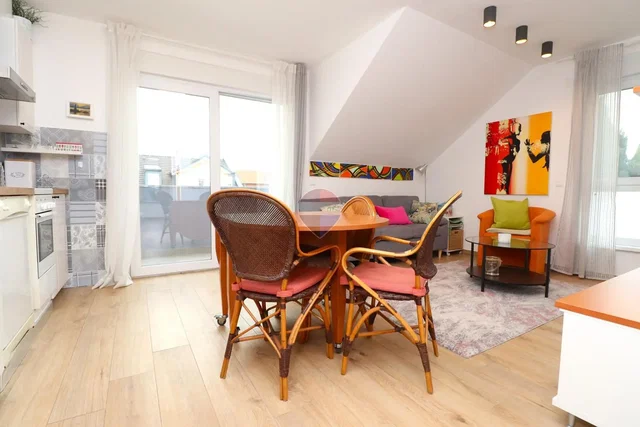 Obývací pokoj; přirozené světlo, moderní styl, dřevěná podlaha