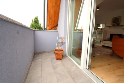 Balkon; dlažba, přirozené světlo
