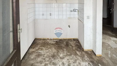 WC; nujna prenova, talne ploščice