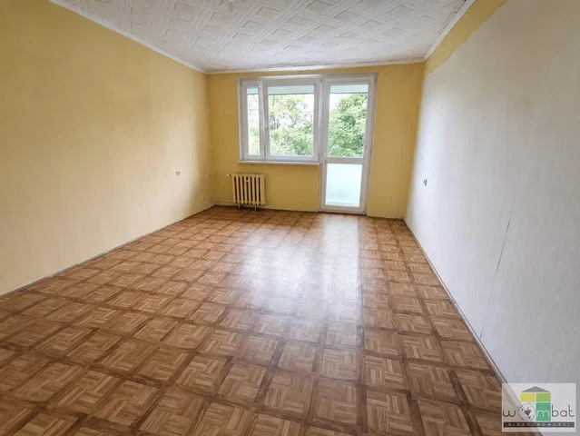 Otro; suelo de baldosas, luz natural, necesita renovación