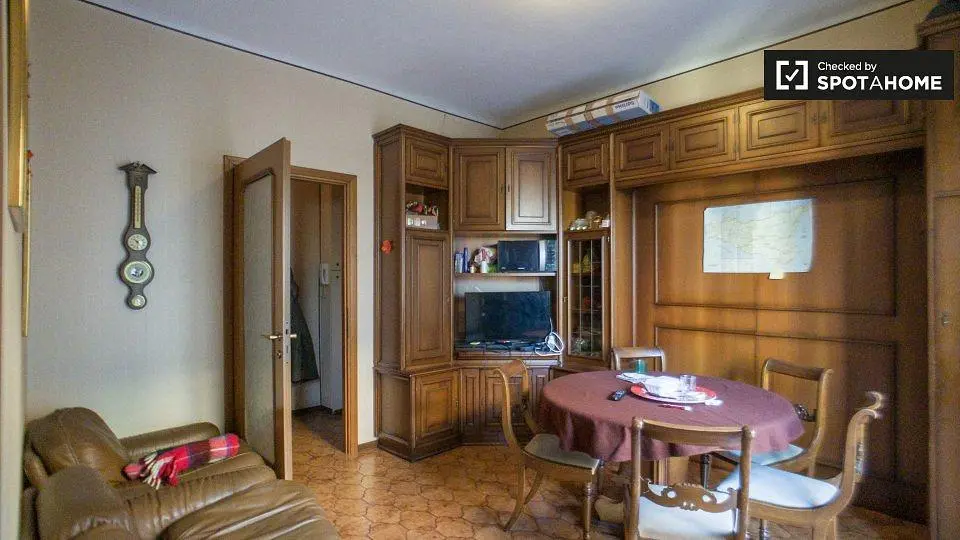 Sala de estar; chão de madeira, chão de azulejo, vigas de madeira, precisa de renovação, luz natural, estilo rústico