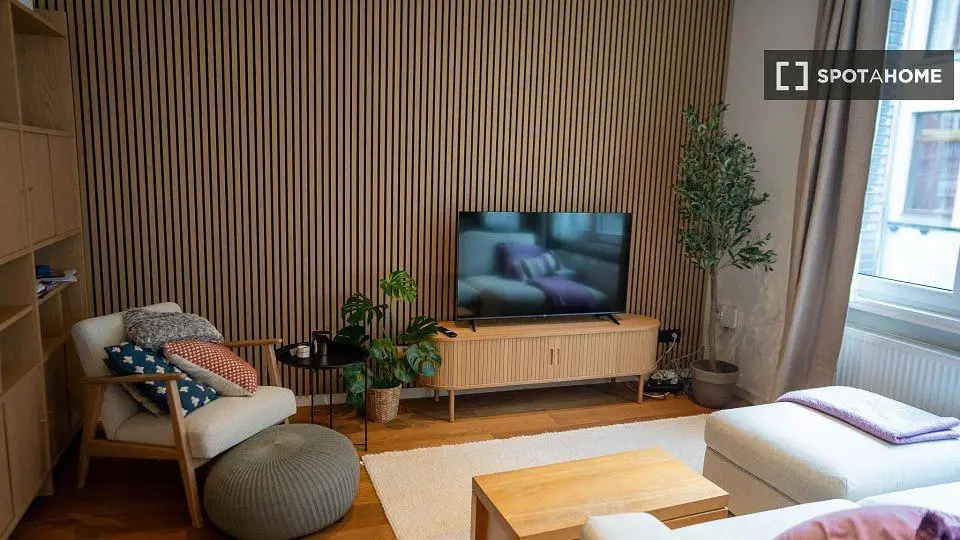 Soggiorno; pavimento in legno, luce naturale, stile moderno