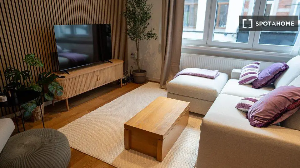 Soggiorno; luce naturale, pavimento in legno