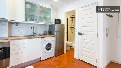 Cuisine; électroménager, carrelage, lumière naturelle