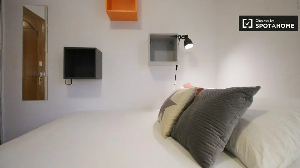 Bedroom; natural light, modern style