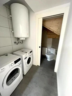 Obývačka; dlažba, drevené trámy