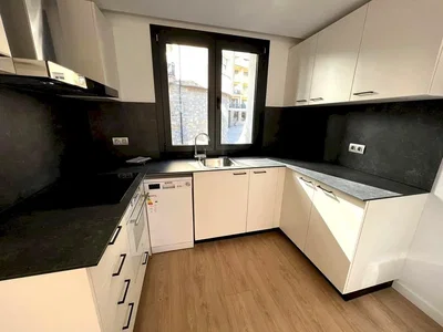 Kuchyňa; kuchynské spotrebiče, drevená podlaha, prirodzené svetlo