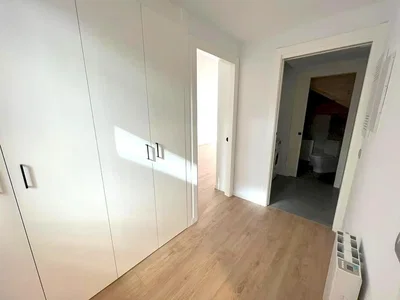 Spálňa; drevená podlaha, prirodzené svetlo