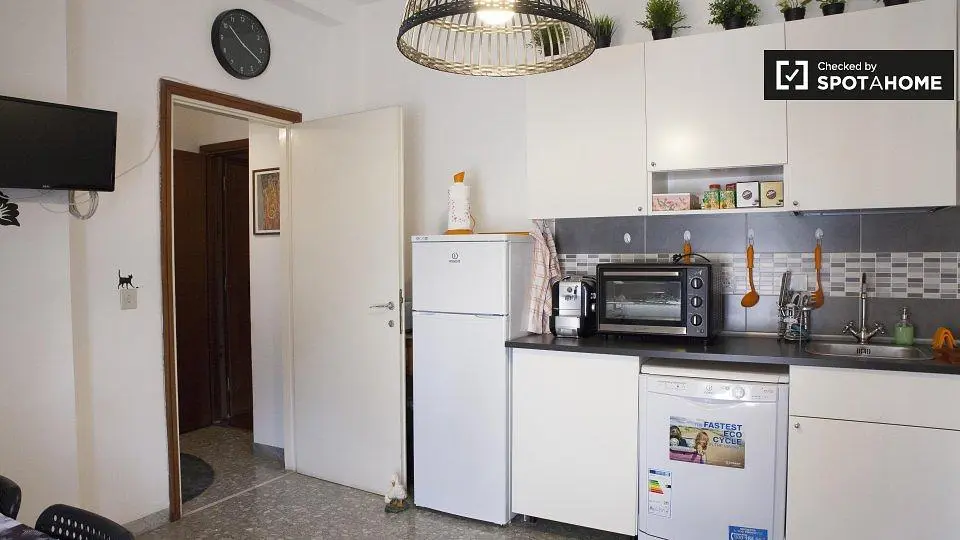 Kuhinja; kuhinjski aparati, pločice, prirodno svjetlo