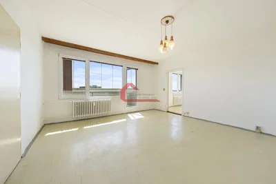 Obývací pokoj; přirozené světlo, dlažba