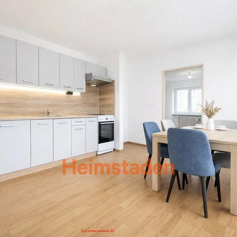 Keuken; keukenapparatuur, houten vloer, natuurlijk licht, gerenoveerd
