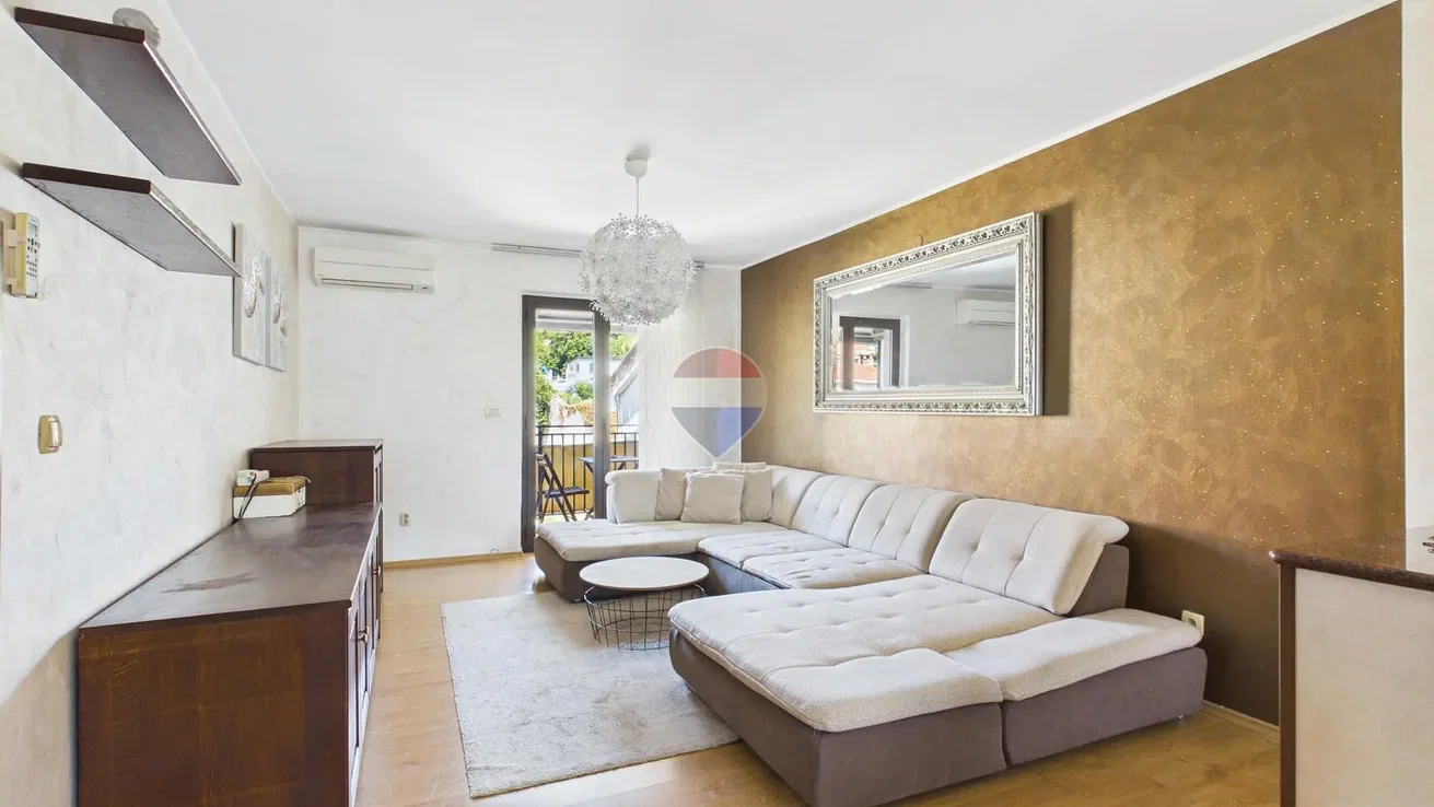 Soggiorno; luce naturale, stile moderno