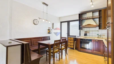 Cucina; elettrodomestici, pavimento in legno, luce naturale