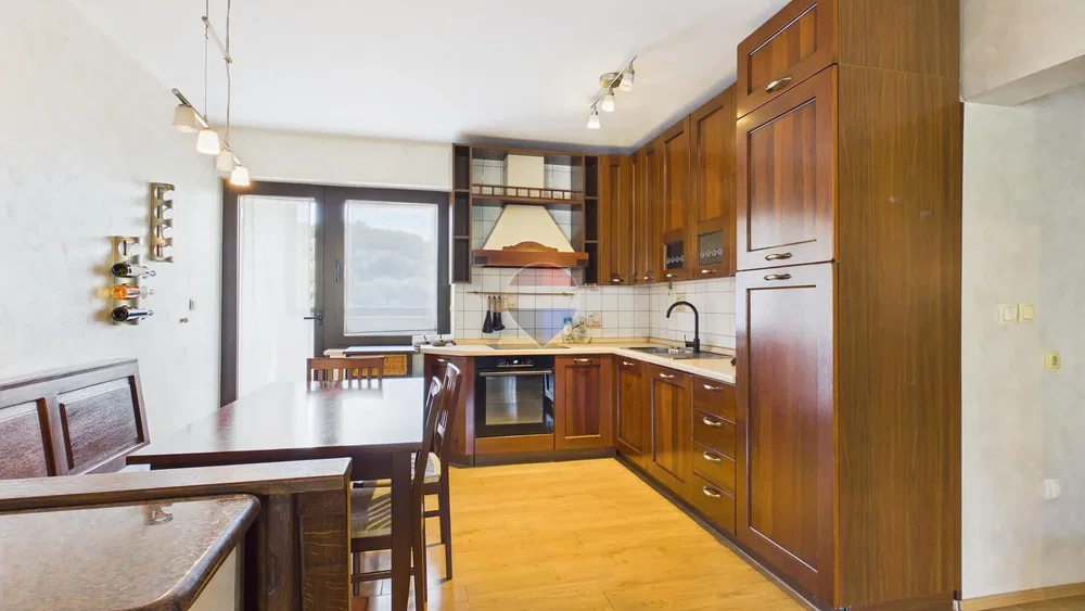 Cucina; elettrodomestici, pavimento in legno, luce naturale, stile rustico