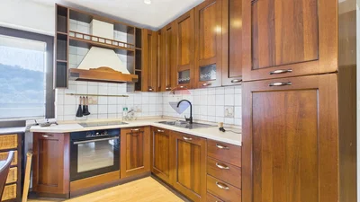 Cucina; elettrodomestici, vista, pavimento in legno, luce naturale