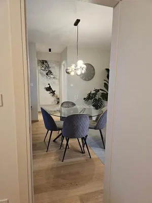Obývací pokoj; dřevěná podlaha, přirozené světlo, moderní styl