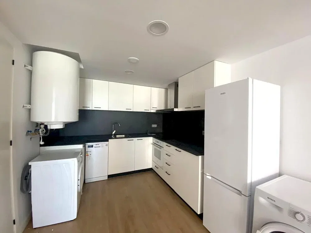 Keuken; keukenapparatuur, tegelvloer, houten vloer