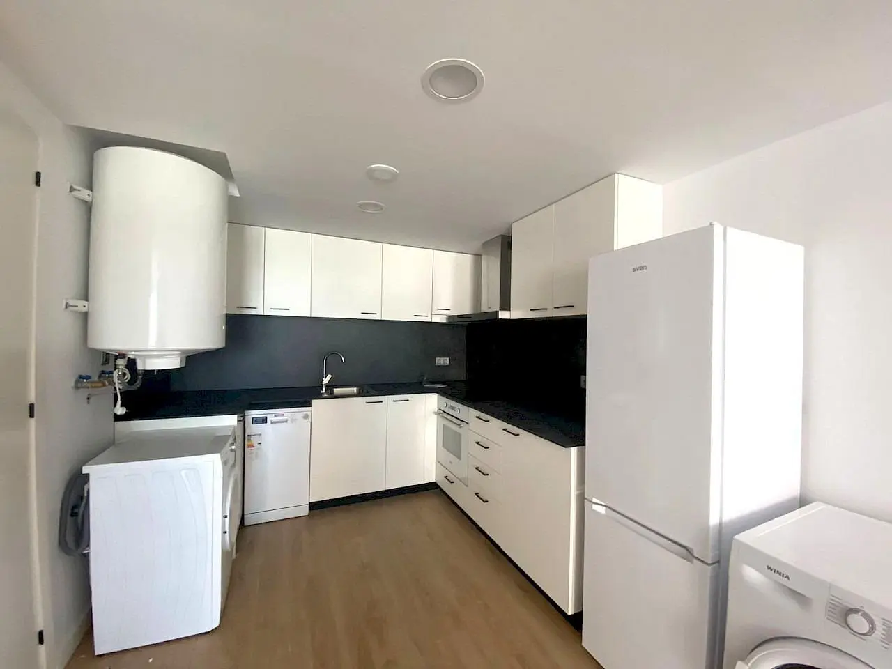 Keuken; keukenapparatuur, tegelvloer, houten vloer