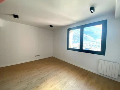 Slaapkamer; houten vloer, natuurlijk licht, uitzicht