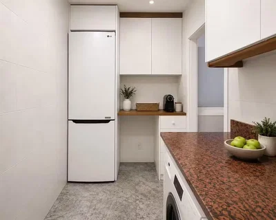 مطبخ; أجهزة المطبخ, أرضية من البلاط, ضوء طبيعي