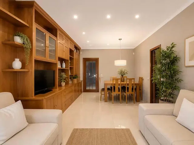 Sala de estar; luz natural, vigas de madeira, estilo moderno, chão de azulejo