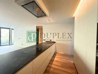 Cucina; elettrodomestici, luce naturale, stile moderno, pavimento in legno