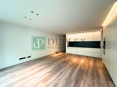 Woonkamer; houten vloer, natuurlijk licht, gerenoveerd