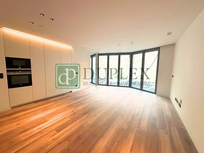 Keuken; keukenapparatuur, houten vloer, natuurlijk licht