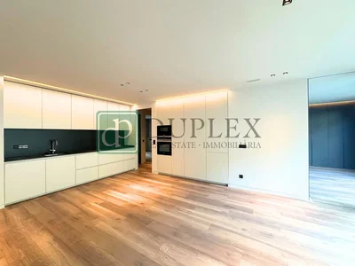 Keuken; keukenapparatuur, houten vloer, natuurlijk licht, gerenoveerd