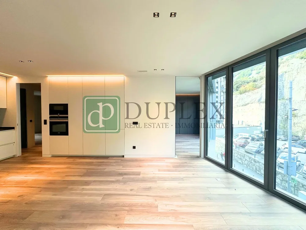 Woonkamer; houten vloer, natuurlijk licht, uitzicht