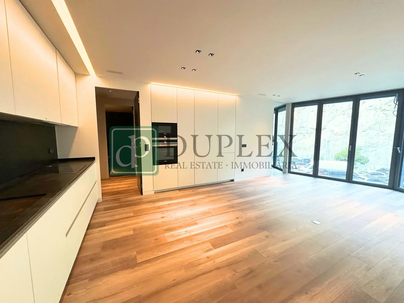 Keuken; keukenapparatuur, houten vloer, natuurlijk licht