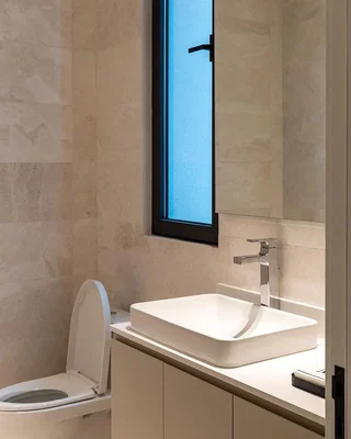 Toilettes; carrelage, rénové, lumière naturelle