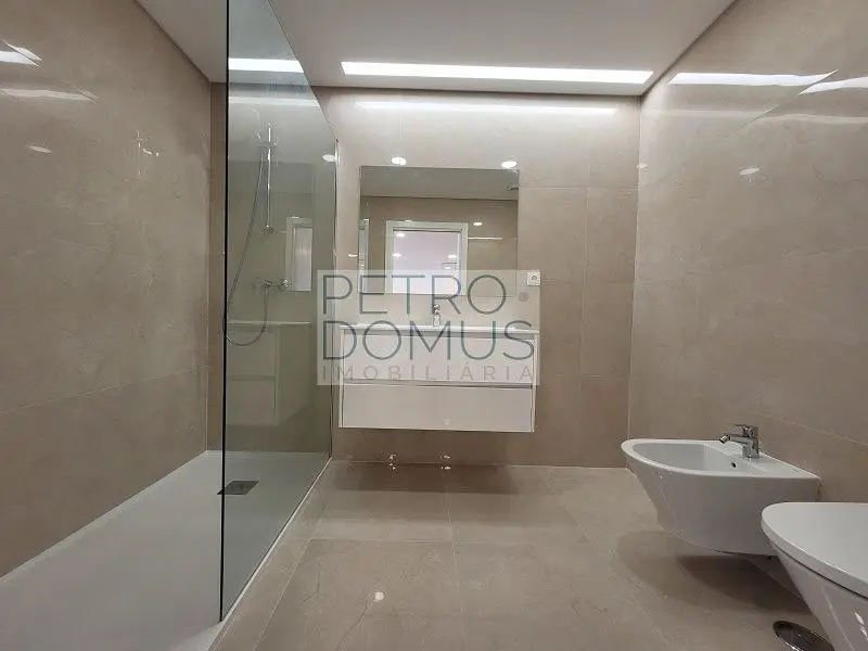 Banyo; fayans zemin, tadilatlı, doğal ışık