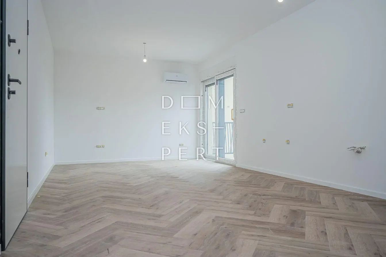 Altro; pavimento in legno, luce naturale