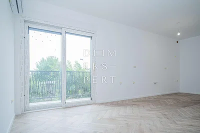 Altro; pavimento in legno, luce naturale, necessita ristrutturazione