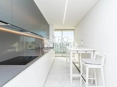 Cocina; electrodomésticos, suelo de baldosas, luz natural, estilo moderno, renovado