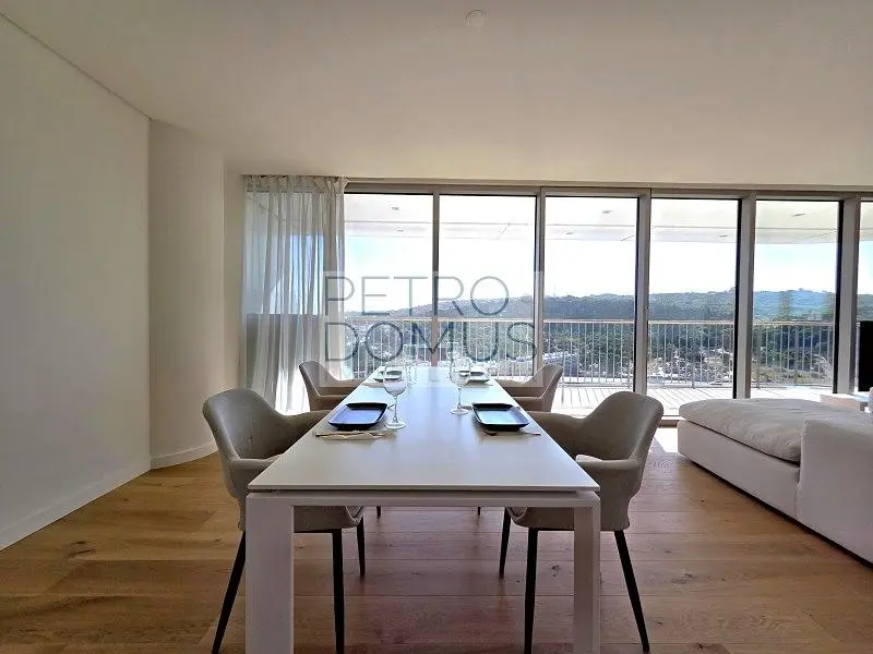 Salón; vista, suelo de madera, luz natural, estilo moderno