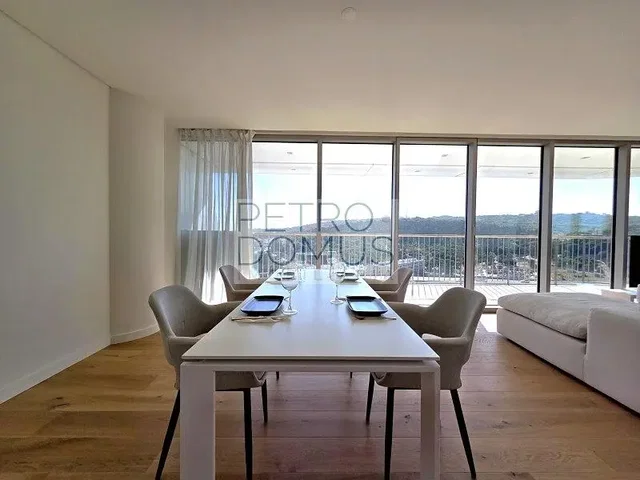 Salón; vista, suelo de madera, luz natural, estilo moderno