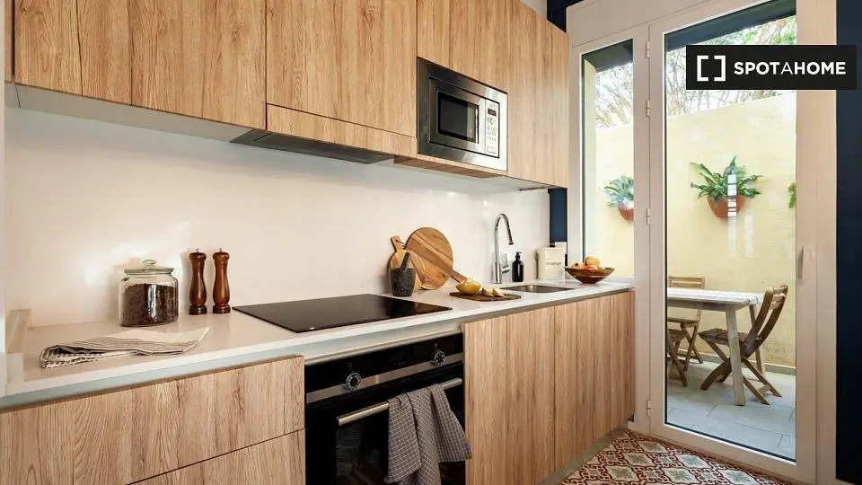 Cucina; elettrodomestici, luce naturale, stile moderno