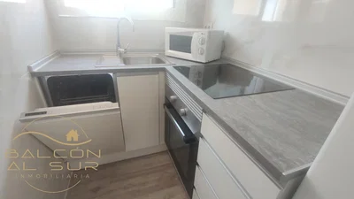 Cocina; electrodomésticos, suelo de baldosas, suelo de madera, luz natural