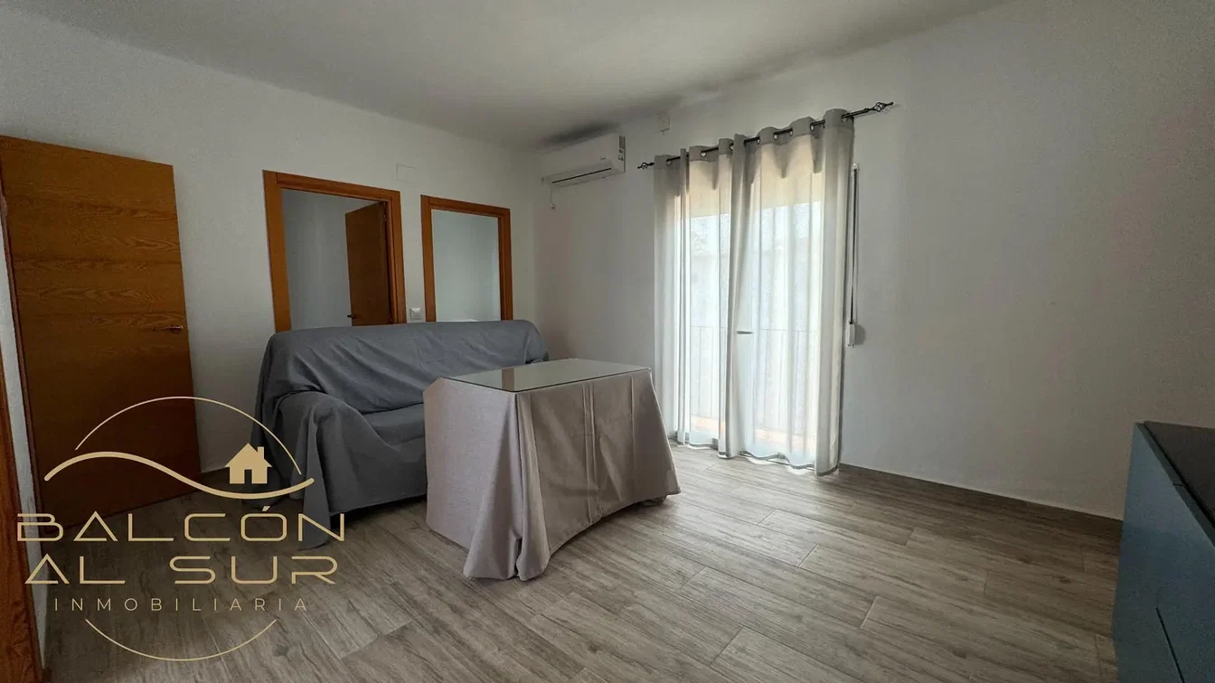 Salón; suelo de madera, luz natural