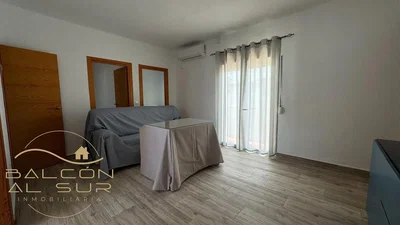 Salón; suelo de madera, luz natural
