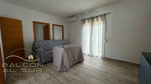 Salón; suelo de madera, luz natural