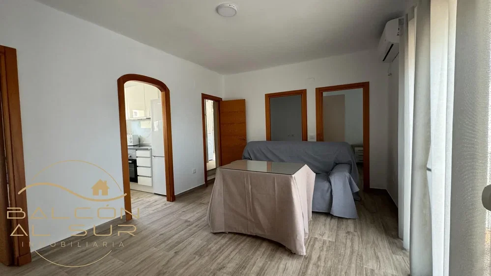 Dormitorio; luz natural, suelo de madera