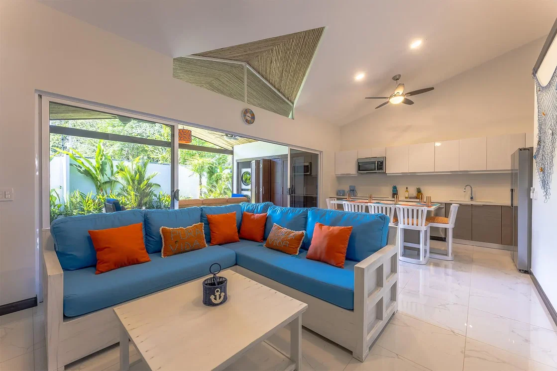 Dnevni boravak; pogled, kućanski aparati, prirodna svjetlost, pločice, moderan stil